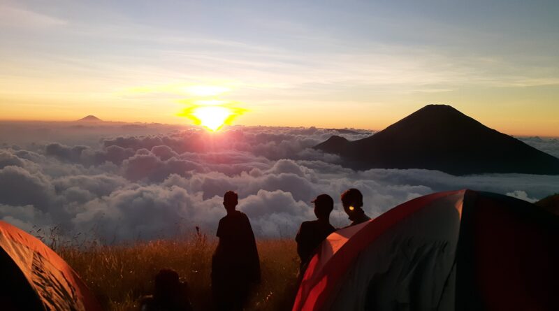 Menyambut Matahari Di Puncak Gunung Tertinggi