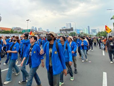 Demo Berlanjut, Mahasiswa Coba Dobrak Pintu DPR
