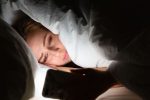 Mau Tidur Nyenyak? Jangan Sentuh HP, Ini Efek Buruknya!