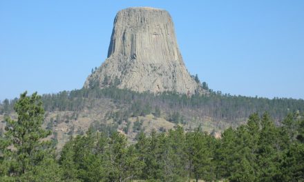Landmark Ikonik Di AS Devils Tower Terbentuk Dari Magma Beku