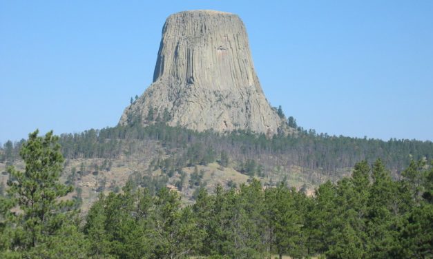 Landmark Ikonik Di AS Devils Tower Terbentuk Dari Magma Beku