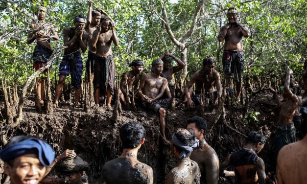 Tradisi Unik Mandi Lumpur Di Desa Kalimantan Jadi Daya Tarik